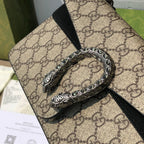 （571150898）尺寸：25×13.5×7cm GUCCI海外渠道資源特供酒神❗️這款Dionysus系列小號肩背包飾有經典GG Supreme帆布環保材料，雙G圖案和絨面材質滾邊細節。包上精心點綴品牌標誌性的飾水晶虎頭搭扣元素，其靈感源自希臘酒神狄俄尼索斯，在神話傳說中，他身騎宙斯派來的老虎跨越底格里斯河，閃亮水晶裝飾令搭扣更顯奢華氣息。滑動鍊帶打造多樣化的背法，可在肩背、斜背和手提之間自由轉換。