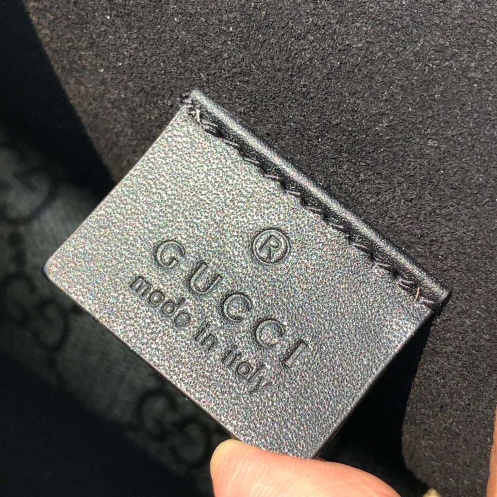 （571150898）尺寸：25×13.5×7cm GUCCI海外渠道資源特供酒神❗️這款Dionysus系列小號肩背包飾有經典GG Supreme帆布環保材料，雙G圖案和絨面材質滾邊細節。包上精心點綴品牌標誌性的飾水晶虎頭搭扣元素，其靈感源自希臘酒神狄俄尼索斯，在神話傳說中，他身騎宙斯派來的老虎跨越底格里斯河，閃亮水晶裝飾令搭扣更顯奢華氣息。滑動鍊帶打造多樣化的背法，可在肩背、斜背和手提之間自由轉換。