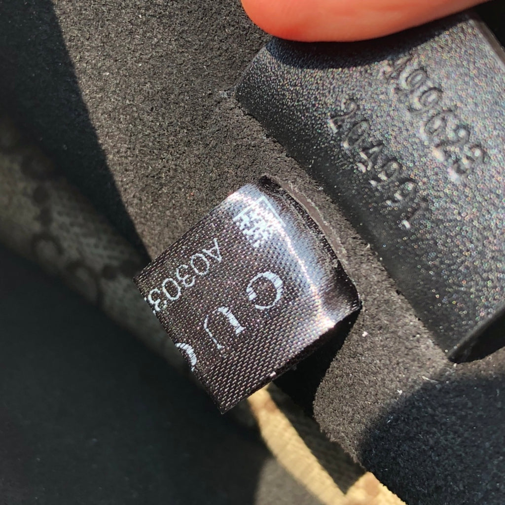 （571150898）尺寸：25×13.5×7cm GUCCI海外渠道資源特供酒神❗️這款Dionysus系列小號肩背包飾有經典GG Supreme帆布環保材料，雙G圖案和絨面材質滾邊細節。包上精心點綴品牌標誌性的飾水晶虎頭搭扣元素，其靈感源自希臘酒神狄俄尼索斯，在神話傳說中，他身騎宙斯派來的老虎跨越底格里斯河，閃亮水晶裝飾令搭扣更顯奢華氣息。滑動鍊帶打造多樣化的背法，可在肩背、斜背和手提之間自由轉換。