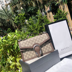（571080898）尺寸：28×18×9cm GUCCI海外資源特供新款酒神❗️跟之前的經典的酒神基本構造一直。 Dionysus系列單肩背包經煥新演繹後，融入煥新提把設計，驚艷亮相2020春季系列。