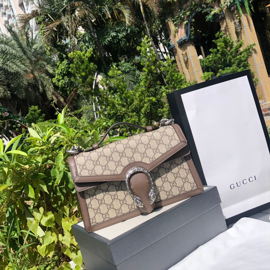 （571080898）尺寸：28×18×9cm GUCCI海外資源特供新款酒神❗️跟之前的經典的酒神基本構造一直。 Dionysus系列單肩背包經煥新演繹後，融入煥新提把設計，驚艷亮相2020春季系列。