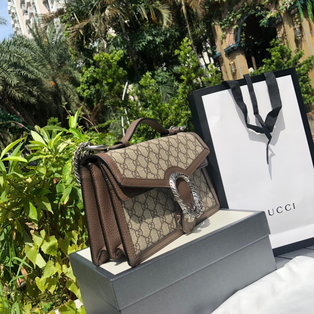 （571080898）尺寸：28×18×9cm GUCCI海外資源特供新款酒神❗️跟之前的經典的酒神基本構造一直。 Dionysus系列單肩背包經煥新演繹後，融入煥新提把設計，驚艷亮相2020春季系列。