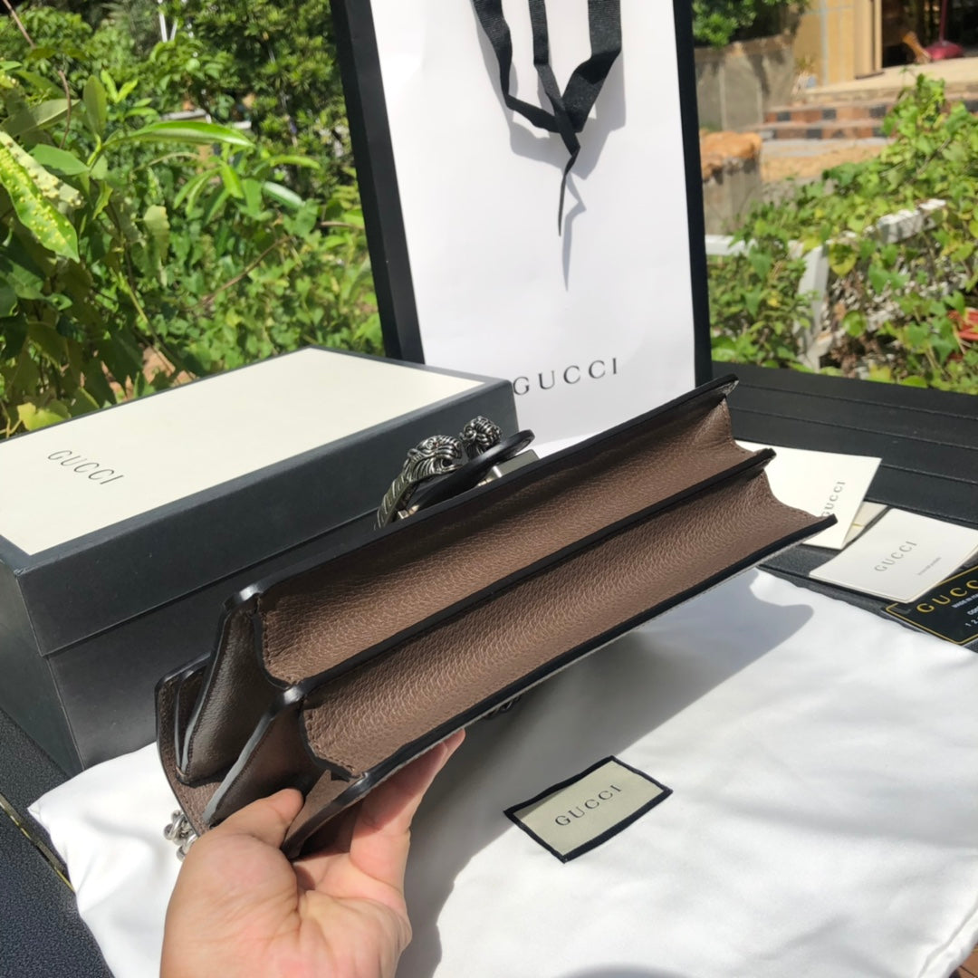 （571080898）尺寸：28×18×9cm GUCCI海外資源特供新款酒神❗️跟之前的經典的酒神基本構造一直。 Dionysus系列單肩背包經煥新演繹後，融入煥新提把設計，驚艷亮相2020春季系列。