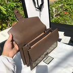 （571080898）尺寸：28×18×9cm GUCCI海外資源特供新款酒神❗️跟之前的經典的酒神基本構造一直。 Dionysus系列單肩背包經煥新演繹後，融入煥新提把設計，驚艷亮相2020春季系列。
