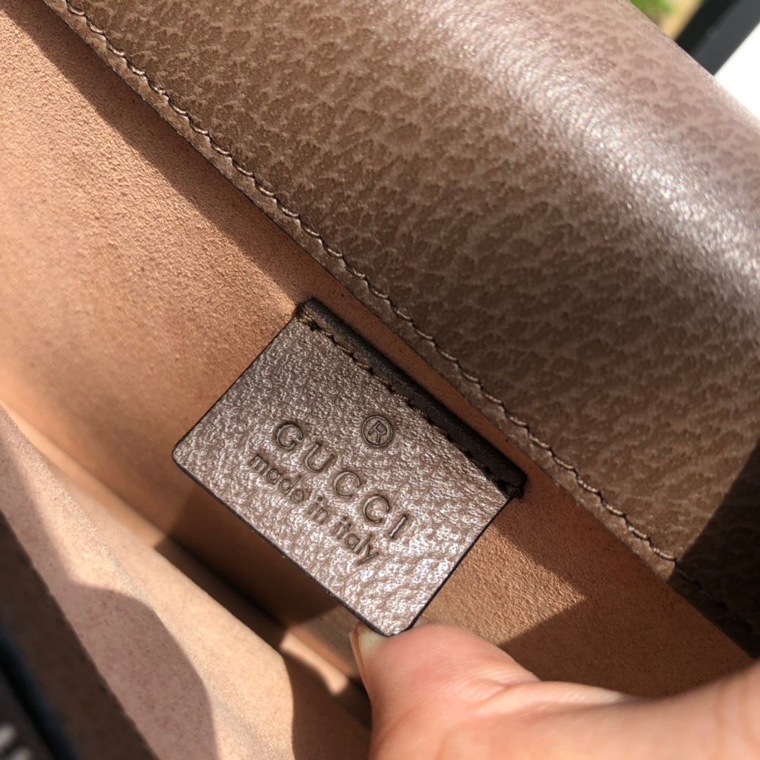（571080898）尺寸：28×18×9cm GUCCI海外資源特供新款酒神❗️跟之前的經典的酒神基本構造一直。 Dionysus系列單肩背包經煥新演繹後，融入煥新提把設計，驚艷亮相2020春季系列。