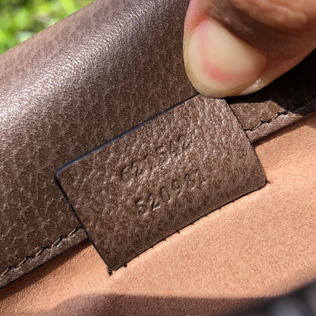 （571080898）尺寸：28×18×9cm GUCCI海外資源特供新款酒神❗️跟之前的經典的酒神基本構造一直。 Dionysus系列單肩背包經煥新演繹後，融入煥新提把設計，驚艷亮相2020春季系列。
