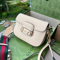 尺寸:20.5×14.5×5cm（081200898） Gucci海外頻道資源特供馬鞍迷你號❗️Gucci 馬銜扣1955系列迷你手袋為這復古風格系列增添了混搭格調。這款黑色皮革迷你手袋配有兩根不同的肩帶，搭配同色調皮革肩帶可呈現出低調優雅的氣息，搭配紅綠織帶肩帶則突顯強大的品牌標識內涵。