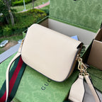 尺寸:20.5×14.5×5cm（081200898） Gucci海外頻道資源特供馬鞍迷你號❗️Gucci 馬銜扣1955系列迷你手袋為這復古風格系列增添了混搭格調。這款黑色皮革迷你手袋配有兩根不同的肩帶，搭配同色調皮革肩帶可呈現出低調優雅的氣息，搭配紅綠織帶肩帶則突顯強大的品牌標識內涵。