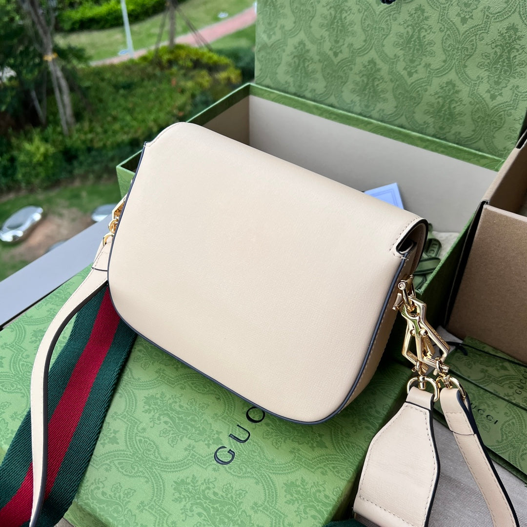 尺寸:20.5×14.5×5cm（081200898） Gucci海外頻道資源特供馬鞍迷你號❗️Gucci 馬銜扣1955系列迷你手袋為這復古風格系列增添了混搭格調。這款黑色皮革迷你手袋配有兩根不同的肩帶，搭配同色調皮革肩帶可呈現出低調優雅的氣息，搭配紅綠織帶肩帶則突顯強大的品牌標識內涵。