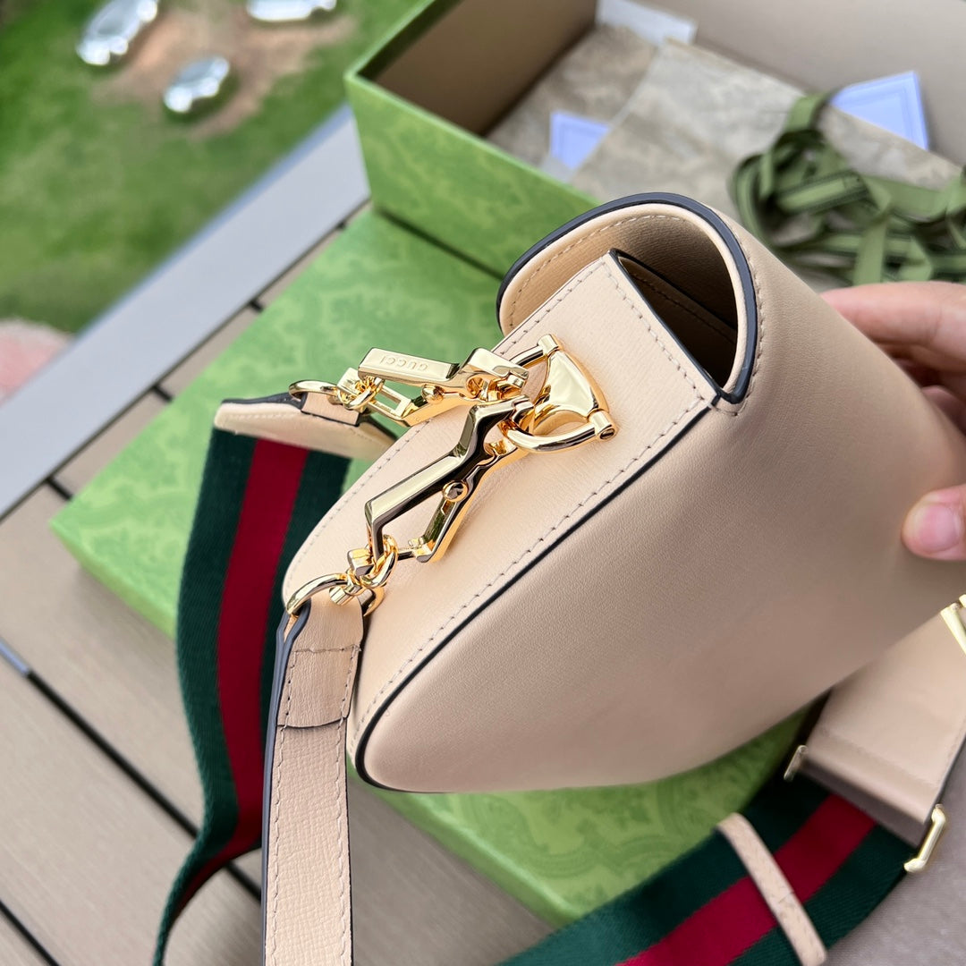 尺寸:20.5×14.5×5cm（081200898） Gucci海外頻道資源特供馬鞍迷你號❗️Gucci 馬銜扣1955系列迷你手袋為這復古風格系列增添了混搭格調。這款黑色皮革迷你手袋配有兩根不同的肩帶，搭配同色調皮革肩帶可呈現出低調優雅的氣息，搭配紅綠織帶肩帶則突顯強大的品牌標識內涵。
