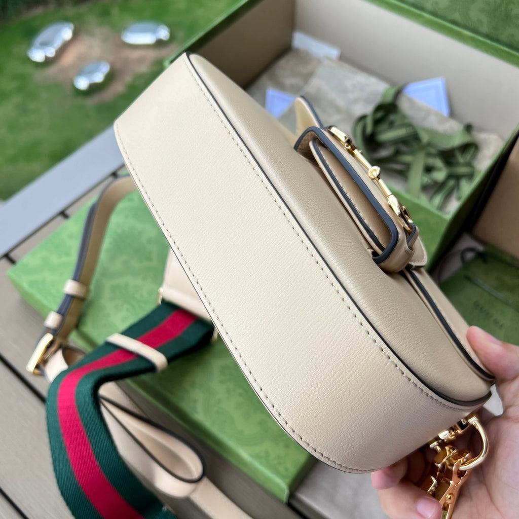 尺寸:20.5×14.5×5cm（081200898） Gucci海外頻道資源特供馬鞍迷你號❗️Gucci 馬銜扣1955系列迷你手袋為這復古風格系列增添了混搭格調。這款黑色皮革迷你手袋配有兩根不同的肩帶，搭配同色調皮革肩帶可呈現出低調優雅的氣息，搭配紅綠織帶肩帶則突顯強大的品牌標識內涵。