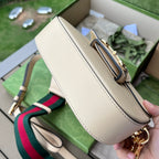 尺寸:20.5×14.5×5cm（081200898） Gucci海外頻道資源特供馬鞍迷你號❗️Gucci 馬銜扣1955系列迷你手袋為這復古風格系列增添了混搭格調。這款黑色皮革迷你手袋配有兩根不同的肩帶，搭配同色調皮革肩帶可呈現出低調優雅的氣息，搭配紅綠織帶肩帶則突顯強大的品牌標識內涵。