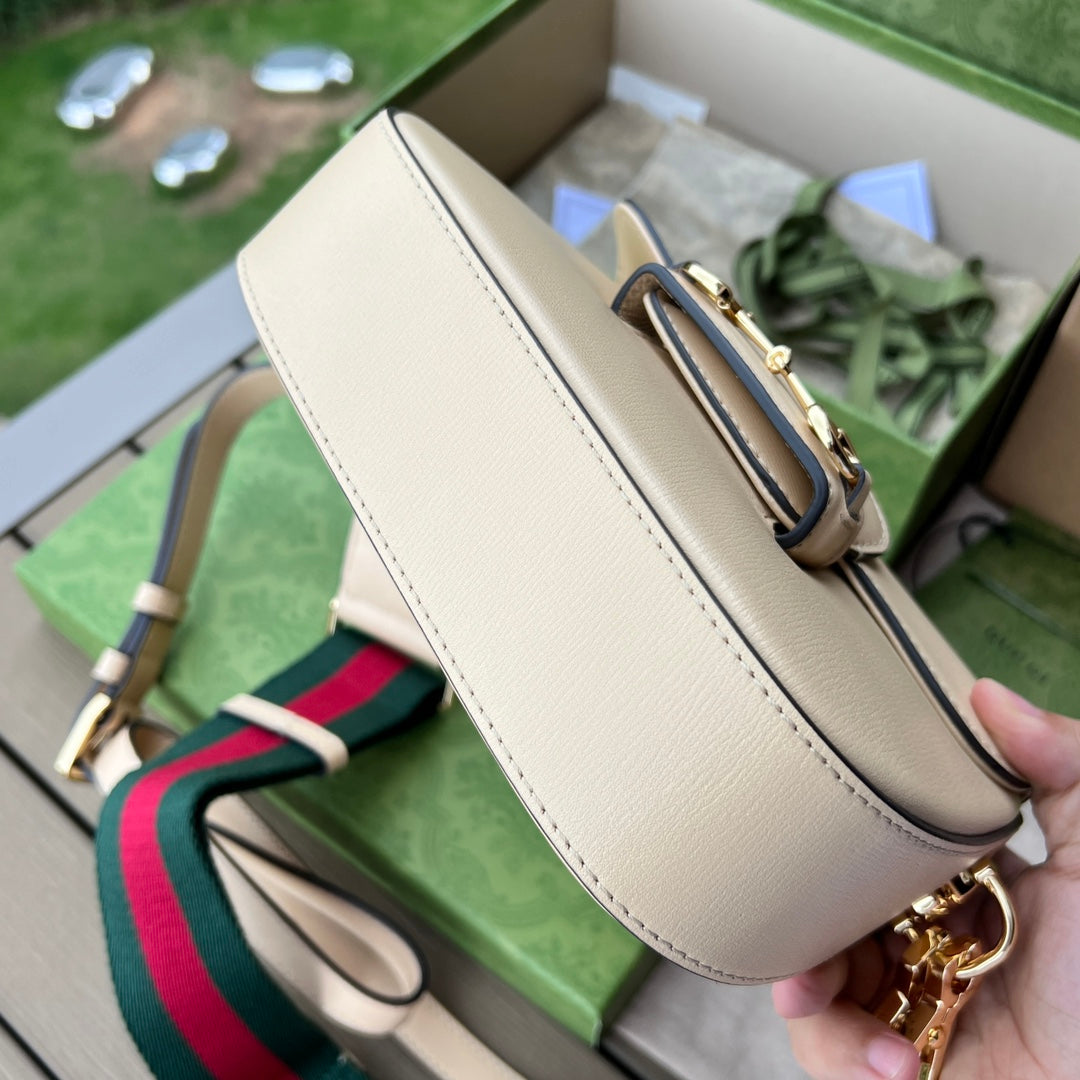 尺寸:20.5×14.5×5cm（081200898） Gucci海外頻道資源特供馬鞍迷你號❗️Gucci 馬銜扣1955系列迷你手袋為這復古風格系列增添了混搭格調。這款黑色皮革迷你手袋配有兩根不同的肩帶，搭配同色調皮革肩帶可呈現出低調優雅的氣息，搭配紅綠織帶肩帶則突顯強大的品牌標識內涵。