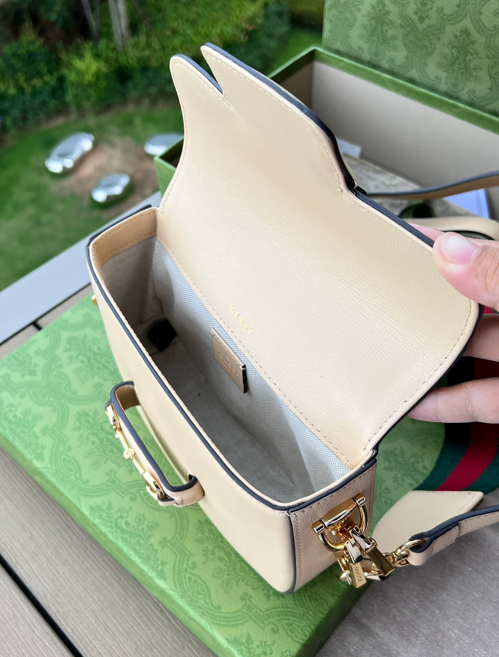 尺寸:20.5×14.5×5cm（081200898） Gucci海外頻道資源特供馬鞍迷你號❗️Gucci 馬銜扣1955系列迷你手袋為這復古風格系列增添了混搭格調。這款黑色皮革迷你手袋配有兩根不同的肩帶，搭配同色調皮革肩帶可呈現出低調優雅的氣息，搭配紅綠織帶肩帶則突顯強大的品牌標識內涵。