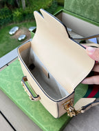尺寸:20.5×14.5×5cm（081200898） Gucci海外頻道資源特供馬鞍迷你號❗️Gucci 馬銜扣1955系列迷你手袋為這復古風格系列增添了混搭格調。這款黑色皮革迷你手袋配有兩根不同的肩帶，搭配同色調皮革肩帶可呈現出低調優雅的氣息，搭配紅綠織帶肩帶則突顯強大的品牌標識內涵。