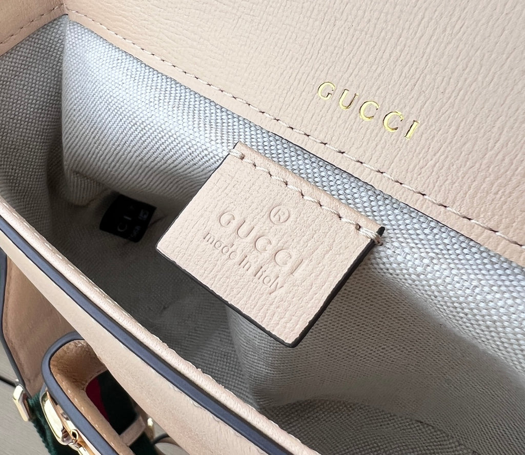 尺寸:20.5×14.5×5cm（081200898） Gucci海外頻道資源特供馬鞍迷你號❗️Gucci 馬銜扣1955系列迷你手袋為這復古風格系列增添了混搭格調。這款黑色皮革迷你手袋配有兩根不同的肩帶，搭配同色調皮革肩帶可呈現出低調優雅的氣息，搭配紅綠織帶肩帶則突顯強大的品牌標識內涵。
