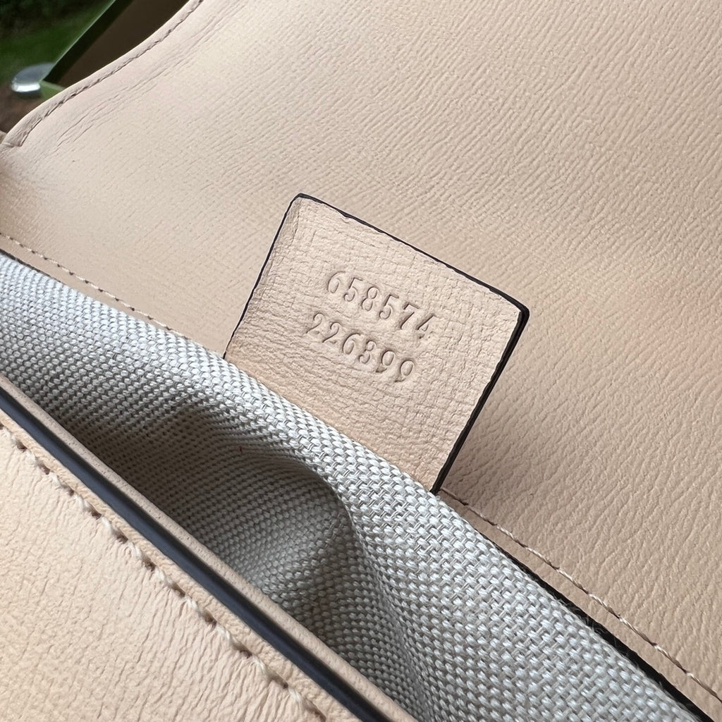尺寸:20.5×14.5×5cm（081200898） Gucci海外頻道資源特供馬鞍迷你號❗️Gucci 馬銜扣1955系列迷你手袋為這復古風格系列增添了混搭格調。這款黑色皮革迷你手袋配有兩根不同的肩帶，搭配同色調皮革肩帶可呈現出低調優雅的氣息，搭配紅綠織帶肩帶則突顯強大的品牌標識內涵。