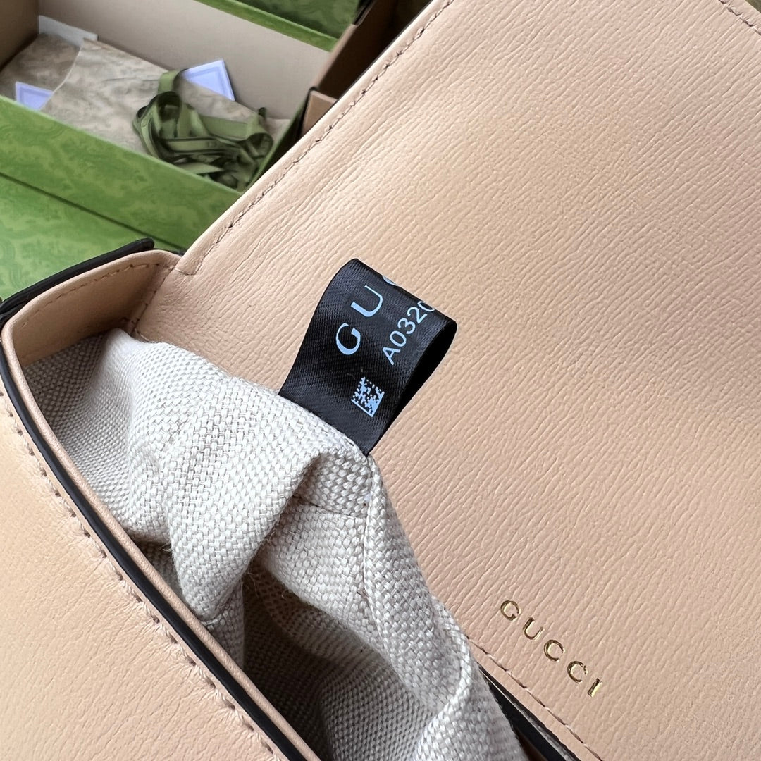 尺寸:20.5×14.5×5cm（081200898） Gucci海外頻道資源特供馬鞍迷你號❗️Gucci 馬銜扣1955系列迷你手袋為這復古風格系列增添了混搭格調。這款黑色皮革迷你手袋配有兩根不同的肩帶，搭配同色調皮革肩帶可呈現出低調優雅的氣息，搭配紅綠織帶肩帶則突顯強大的品牌標識內涵。