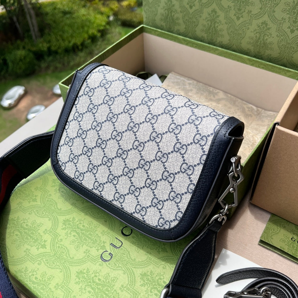 迷你尺寸:20.5×14.5×5cm（871200898） Gucci海外渠道资源特供马鞍包❗️在《古驰爱的进行曲》全新时装系列中，GG Supreme 帆布推出了经典隽永的蓝色和米色组合，传承材质的历史渊源。对于环境的影响较低的帆布材质被长久地运用于多个系列当中，已成为品牌的标志性材质。这款Gucci 马衔扣1955系列迷你号手袋采用经典配色米色和蓝色GG Supreme 帆布环保材料，以蓝色皮革滚边，复古但是不会显得老气，休闲通勤两不误！