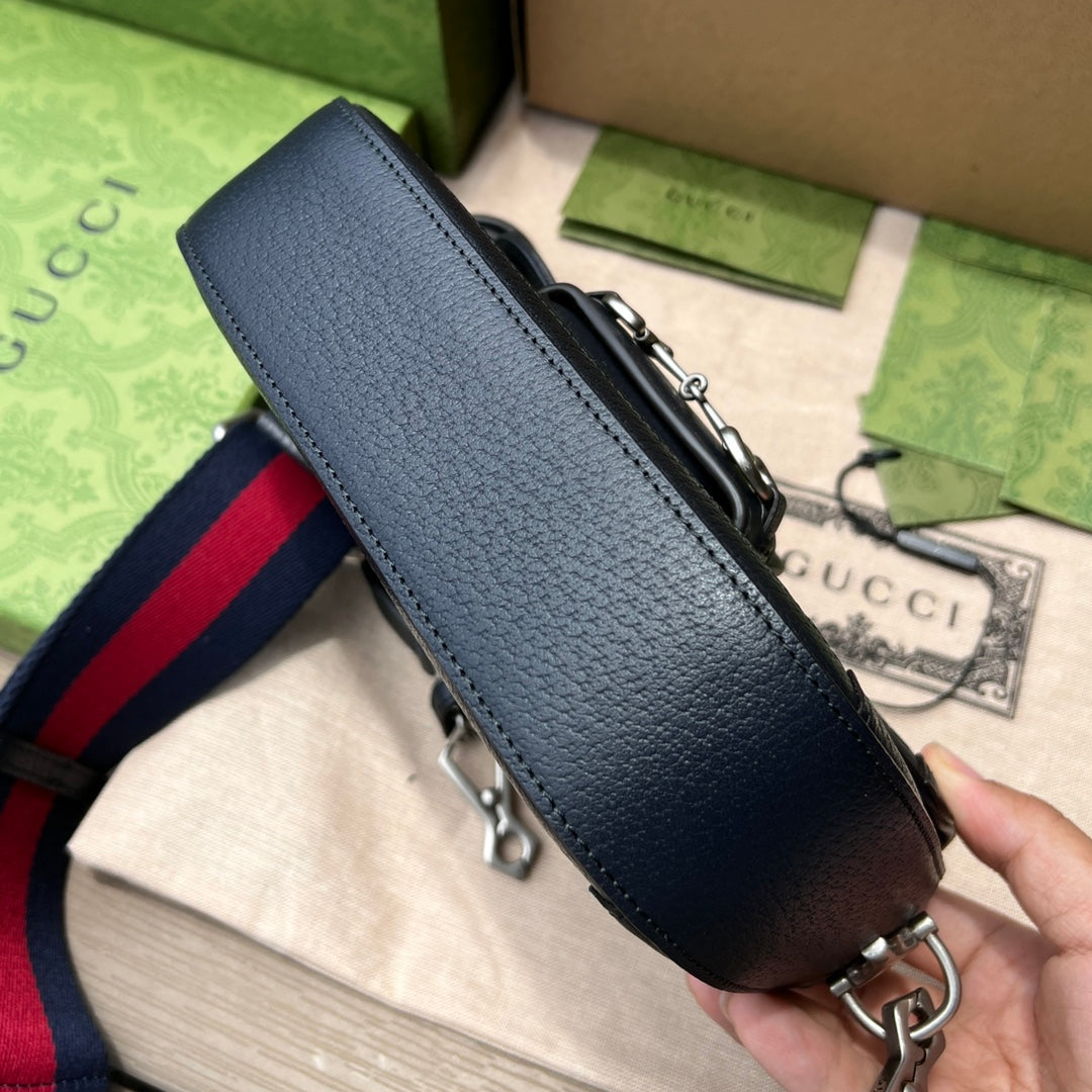 迷你尺寸:20.5×14.5×5cm（871200898）Gucci海外通路資源特供馬鞍包❗️在《古馳愛的進行曲》全新時裝系列中，GG Supreme 帆布推出了經典雋永的藍色和米色組合，傳承材質的歷史淵源。對於環境的影響較低的帆布材質被長久地運用於多個系列當中，已成為品牌的標誌性材質。這款Gucci 馬銜扣1955系列迷你號手袋採用經典配色米色和藍色GG Supreme 帆布環保材料，以藍色皮革滾邊，復古但是不會顯得老氣，休閒通勤兩不誤！