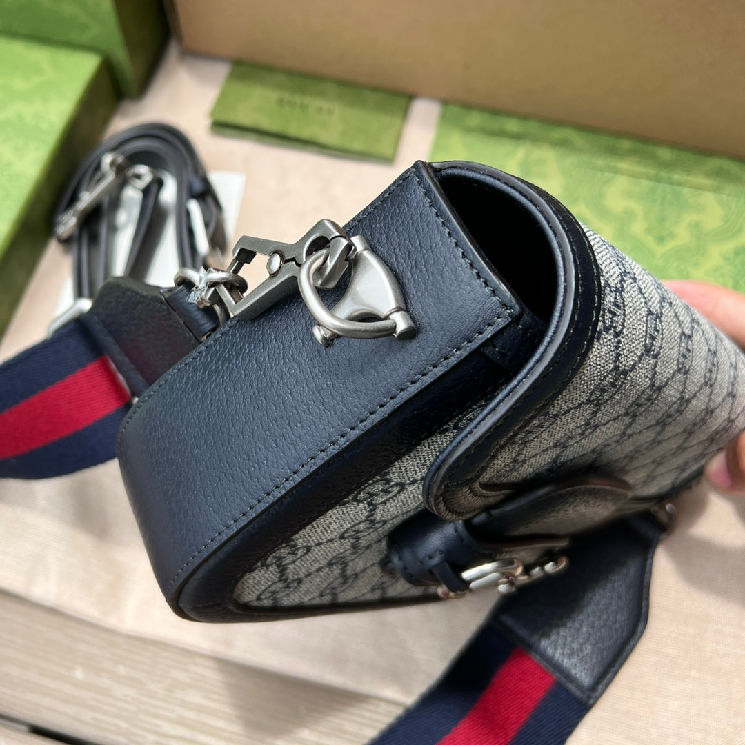迷你尺寸:20.5×14.5×5cm（871200898）Gucci海外通路資源特供馬鞍包❗️在《古馳愛的進行曲》全新時裝系列中，GG Supreme 帆布推出了經典雋永的藍色和米色組合，傳承材質的歷史淵源。對於環境的影響較低的帆布材質被長久地運用於多個系列當中，已成為品牌的標誌性材質。這款Gucci 馬銜扣1955系列迷你號手袋採用經典配色米色和藍色GG Supreme 帆布環保材料，以藍色皮革滾邊，復古但是不會顯得老氣，休閒通勤兩不誤！