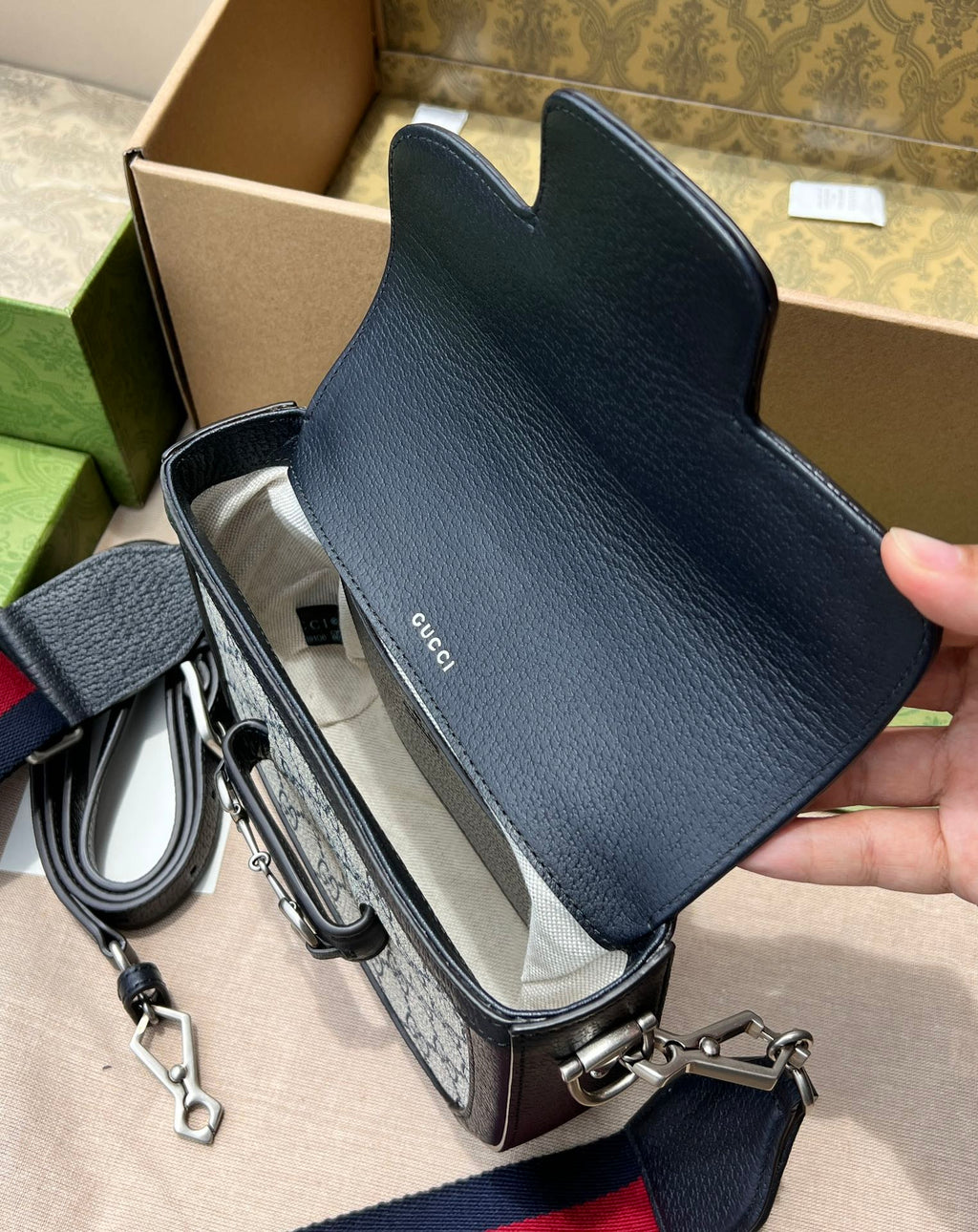 迷你尺寸:20.5×14.5×5cm（871200898） Gucci海外渠道资源特供马鞍包❗️在《古驰爱的进行曲》全新时装系列中，GG Supreme 帆布推出了经典隽永的蓝色和米色组合，传承材质的历史渊源。对于环境的影响较低的帆布材质被长久地运用于多个系列当中，已成为品牌的标志性材质。这款Gucci 马衔扣1955系列迷你号手袋采用经典配色米色和蓝色GG Supreme 帆布环保材料，以蓝色皮革滚边，复古但是不会显得老气，休闲通勤两不误！