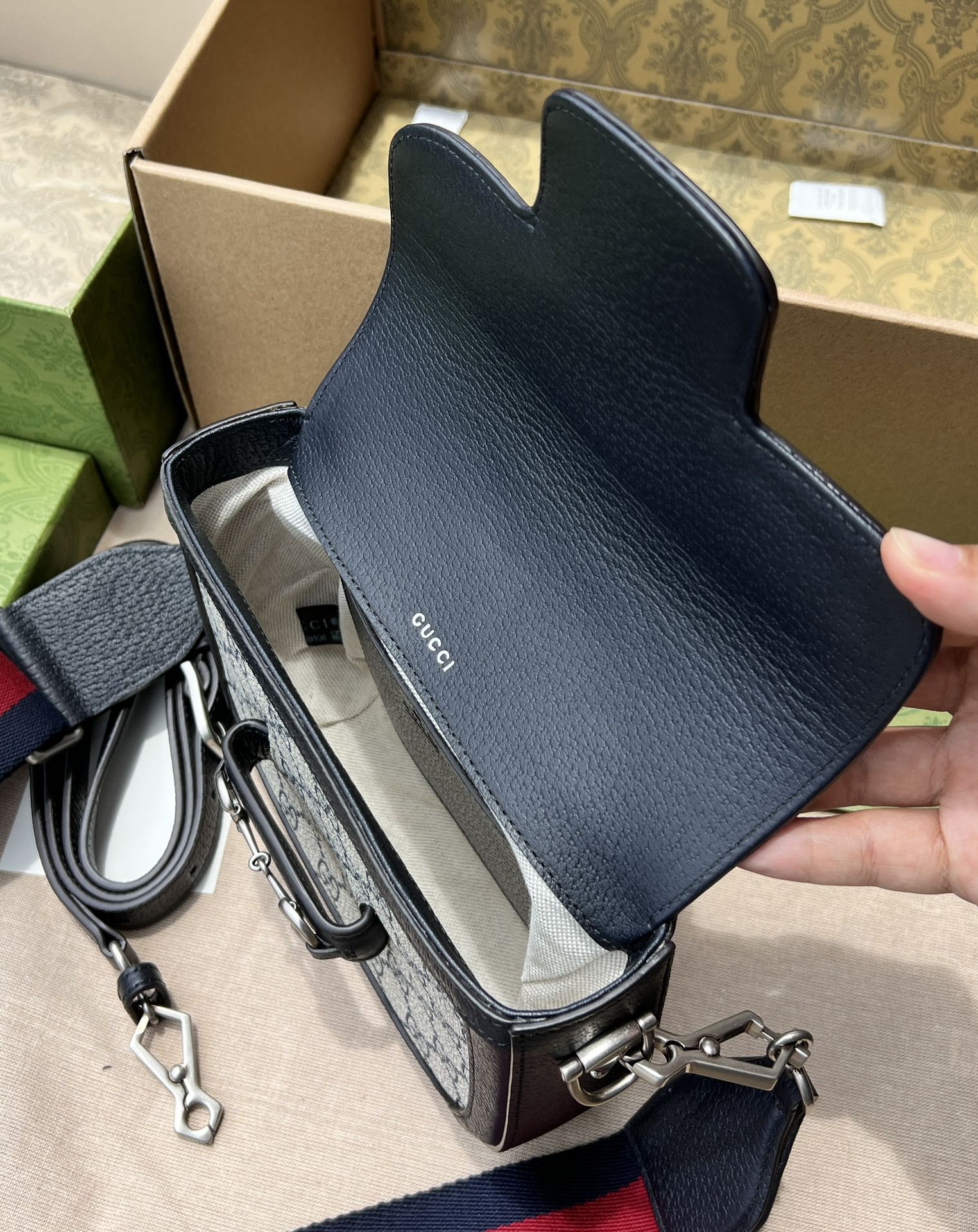 迷你尺寸:20.5×14.5×5cm（871200898）Gucci海外通路資源特供馬鞍包❗️在《古馳愛的進行曲》全新時裝系列中，GG Supreme 帆布推出了經典雋永的藍色和米色組合，傳承材質的歷史淵源。對於環境的影響較低的帆布材質被長久地運用於多個系列當中，已成為品牌的標誌性材質。這款Gucci 馬銜扣1955系列迷你號手袋採用經典配色米色和藍色GG Supreme 帆布環保材料，以藍色皮革滾邊，復古但是不會顯得老氣，休閒通勤兩不誤！