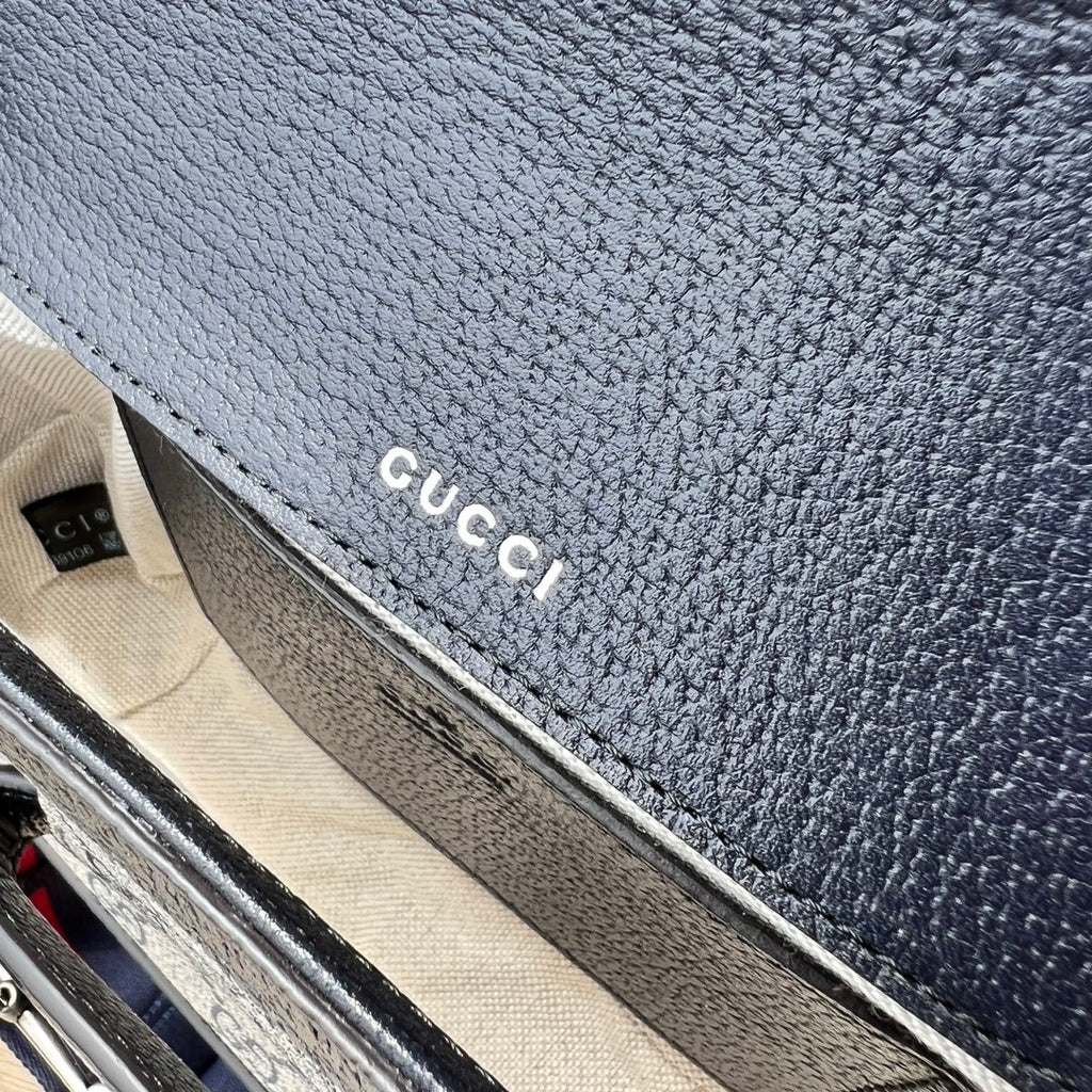 迷你尺寸:20.5×14.5×5cm（871200898） Gucci海外渠道资源特供马鞍包❗️在《古驰爱的进行曲》全新时装系列中，GG Supreme 帆布推出了经典隽永的蓝色和米色组合，传承材质的历史渊源。对于环境的影响较低的帆布材质被长久地运用于多个系列当中，已成为品牌的标志性材质。这款Gucci 马衔扣1955系列迷你号手袋采用经典配色米色和蓝色GG Supreme 帆布环保材料，以蓝色皮革滚边，复古但是不会显得老气，休闲通勤两不误！