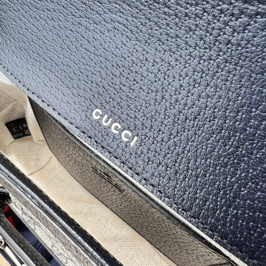 迷你尺寸:20.5×14.5×5cm（871200898） Gucci海外渠道资源特供马鞍包❗️在《古驰爱的进行曲》全新时装系列中，GG Supreme 帆布推出了经典隽永的蓝色和米色组合，传承材质的历史渊源。对于环境的影响较低的帆布材质被长久地运用于多个系列当中，已成为品牌的标志性材质。这款Gucci 马衔扣1955系列迷你号手袋采用经典配色米色和蓝色GG Supreme 帆布环保材料，以蓝色皮革滚边，复古但是不会显得老气，休闲通勤两不误！