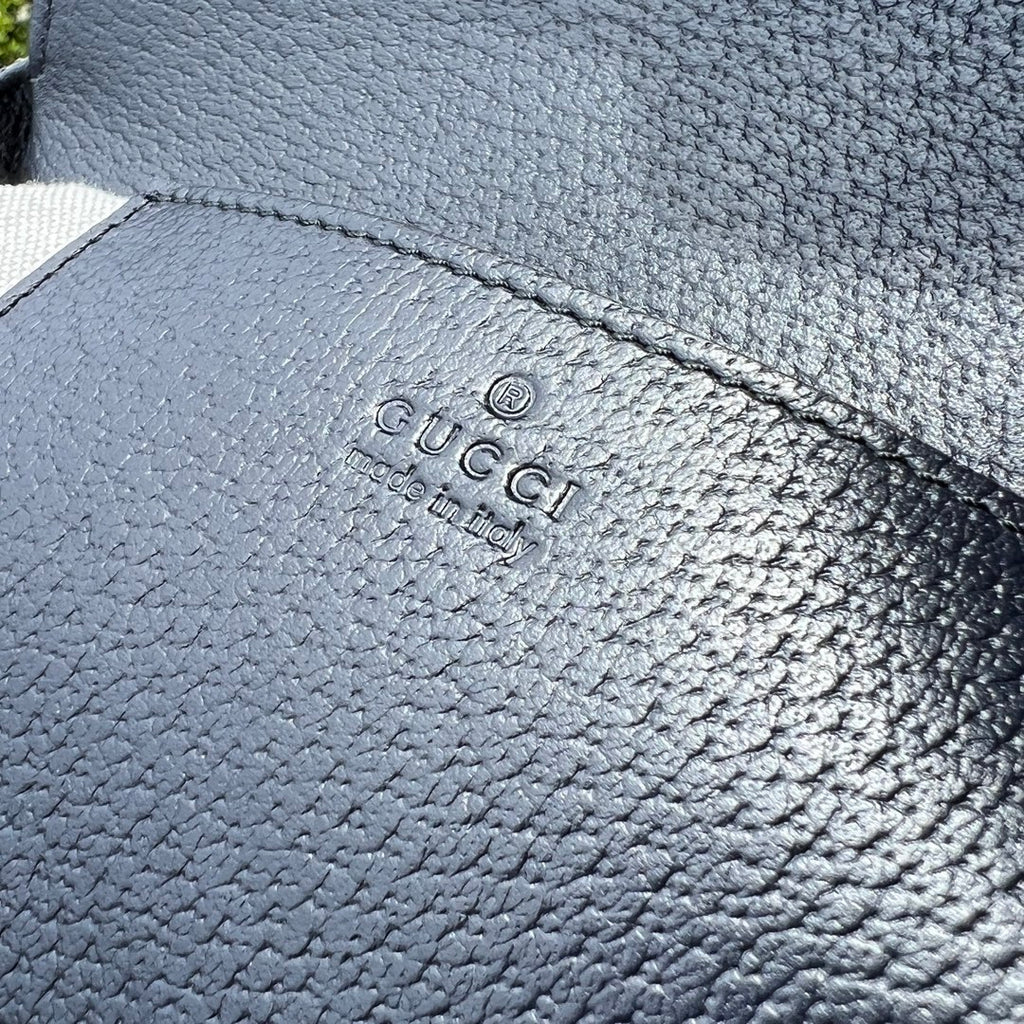 迷你尺寸:20.5×14.5×5cm（871200898） Gucci海外渠道资源特供马鞍包❗️在《古驰爱的进行曲》全新时装系列中，GG Supreme 帆布推出了经典隽永的蓝色和米色组合，传承材质的历史渊源。对于环境的影响较低的帆布材质被长久地运用于多个系列当中，已成为品牌的标志性材质。这款Gucci 马衔扣1955系列迷你号手袋采用经典配色米色和蓝色GG Supreme 帆布环保材料，以蓝色皮革滚边，复古但是不会显得老气，休闲通勤两不误！