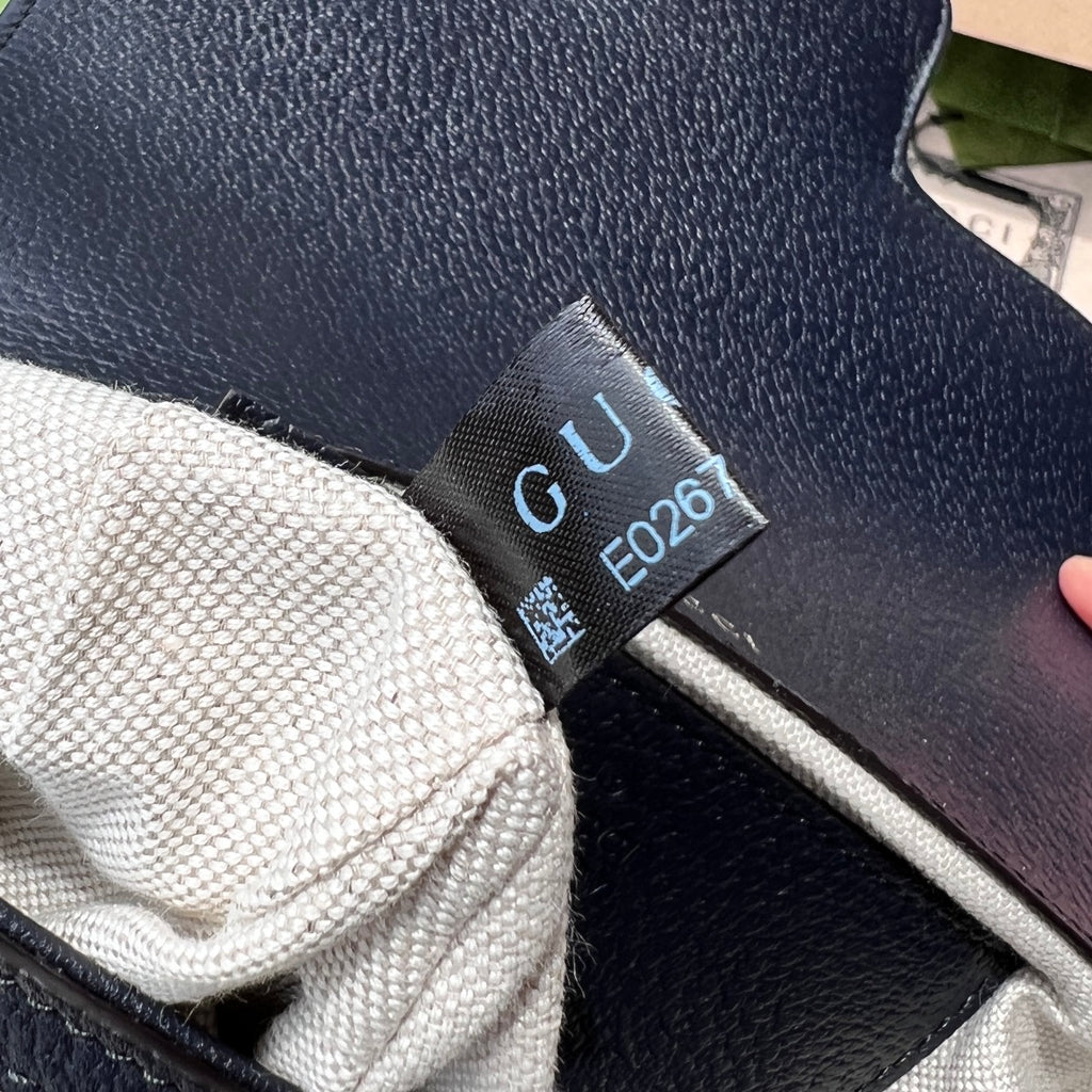 迷你尺寸:20.5×14.5×5cm（871200898） Gucci海外渠道资源特供马鞍包❗️在《古驰爱的进行曲》全新时装系列中，GG Supreme 帆布推出了经典隽永的蓝色和米色组合，传承材质的历史渊源。对于环境的影响较低的帆布材质被长久地运用于多个系列当中，已成为品牌的标志性材质。这款Gucci 马衔扣1955系列迷你号手袋采用经典配色米色和蓝色GG Supreme 帆布环保材料，以蓝色皮革滚边，复古但是不会显得老气，休闲通勤两不误！
