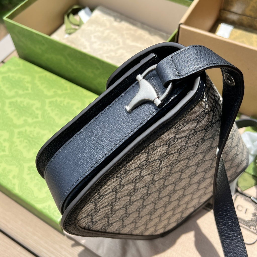 小號尺寸:25×18×8cm（871200898） Gucci海外通路資源特供馬鞍包❗️在《古馳愛的進行曲》全新時裝系列中，GG Supreme 帆布推出了經典雋永的藍色和米色組合，傳承材質的歷史淵源。對於環境的影響較低的帆布材質被長久地運用於多個系列當中，已成為品牌的標誌性材質。這款Gucci 馬銜扣1955系列小號手袋採用經典配色米色和藍色GG Supreme 帆布環保材料，以藍色皮革滾邊，復古但是不會顯得老氣，休閒通勤兩不誤！