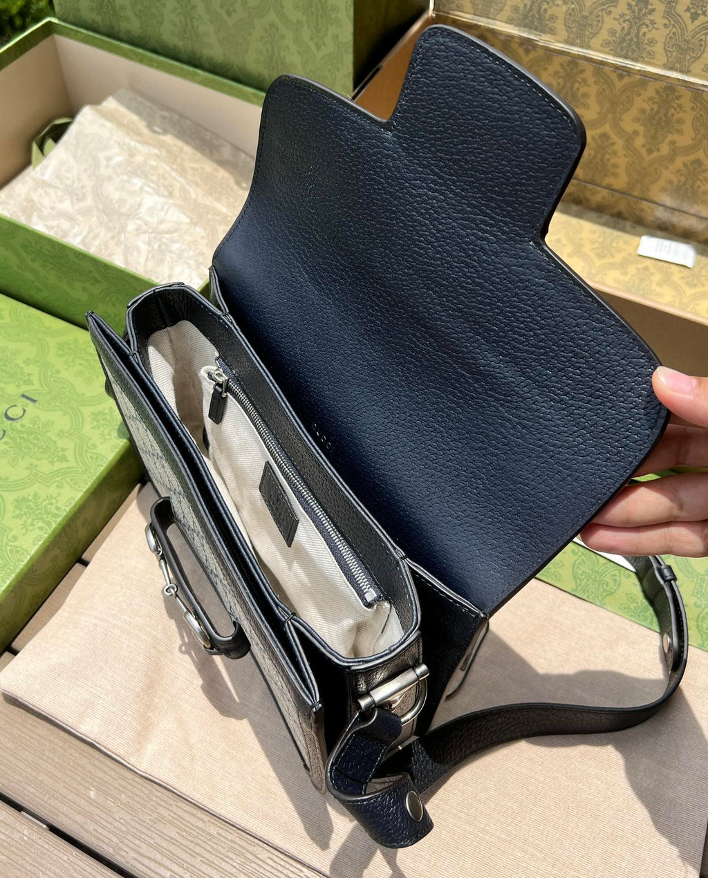 小號尺寸:25×18×8cm（871200898） Gucci海外通路資源特供馬鞍包❗️在《古馳愛的進行曲》全新時裝系列中，GG Supreme 帆布推出了經典雋永的藍色和米色組合，傳承材質的歷史淵源。對於環境的影響較低的帆布材質被長久地運用於多個系列當中，已成為品牌的標誌性材質。這款Gucci 馬銜扣1955系列小號手袋採用經典配色米色和藍色GG Supreme 帆布環保材料，以藍色皮革滾邊，復古但是不會顯得老氣，休閒通勤兩不誤！