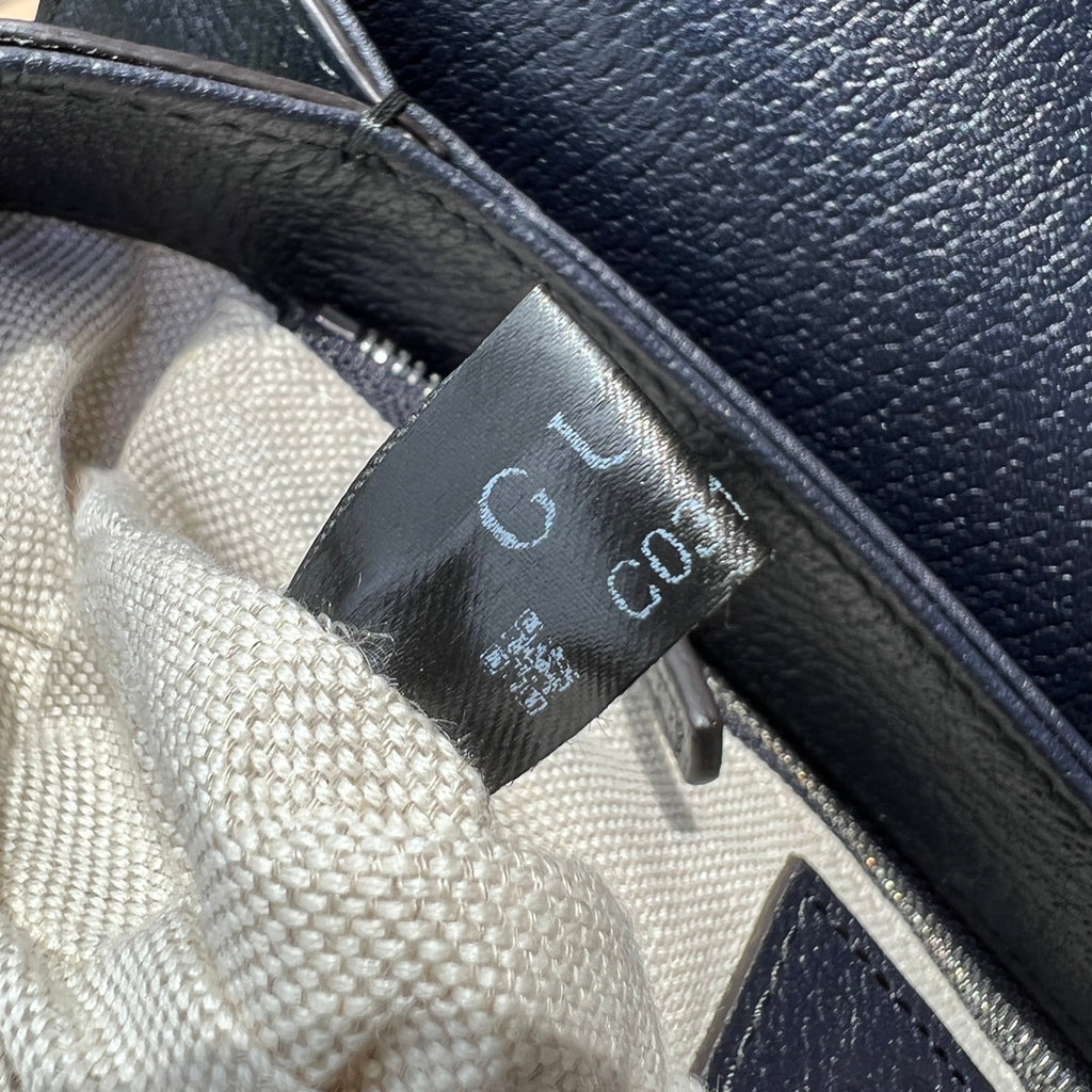 小號尺寸:25×18×8cm（871200898） Gucci海外通路資源特供馬鞍包❗️在《古馳愛的進行曲》全新時裝系列中，GG Supreme 帆布推出了經典雋永的藍色和米色組合，傳承材質的歷史淵源。對於環境的影響較低的帆布材質被長久地運用於多個系列當中，已成為品牌的標誌性材質。這款Gucci 馬銜扣1955系列小號手袋採用經典配色米色和藍色GG Supreme 帆布環保材料，以藍色皮革滾邊，復古但是不會顯得老氣，休閒通勤兩不誤！