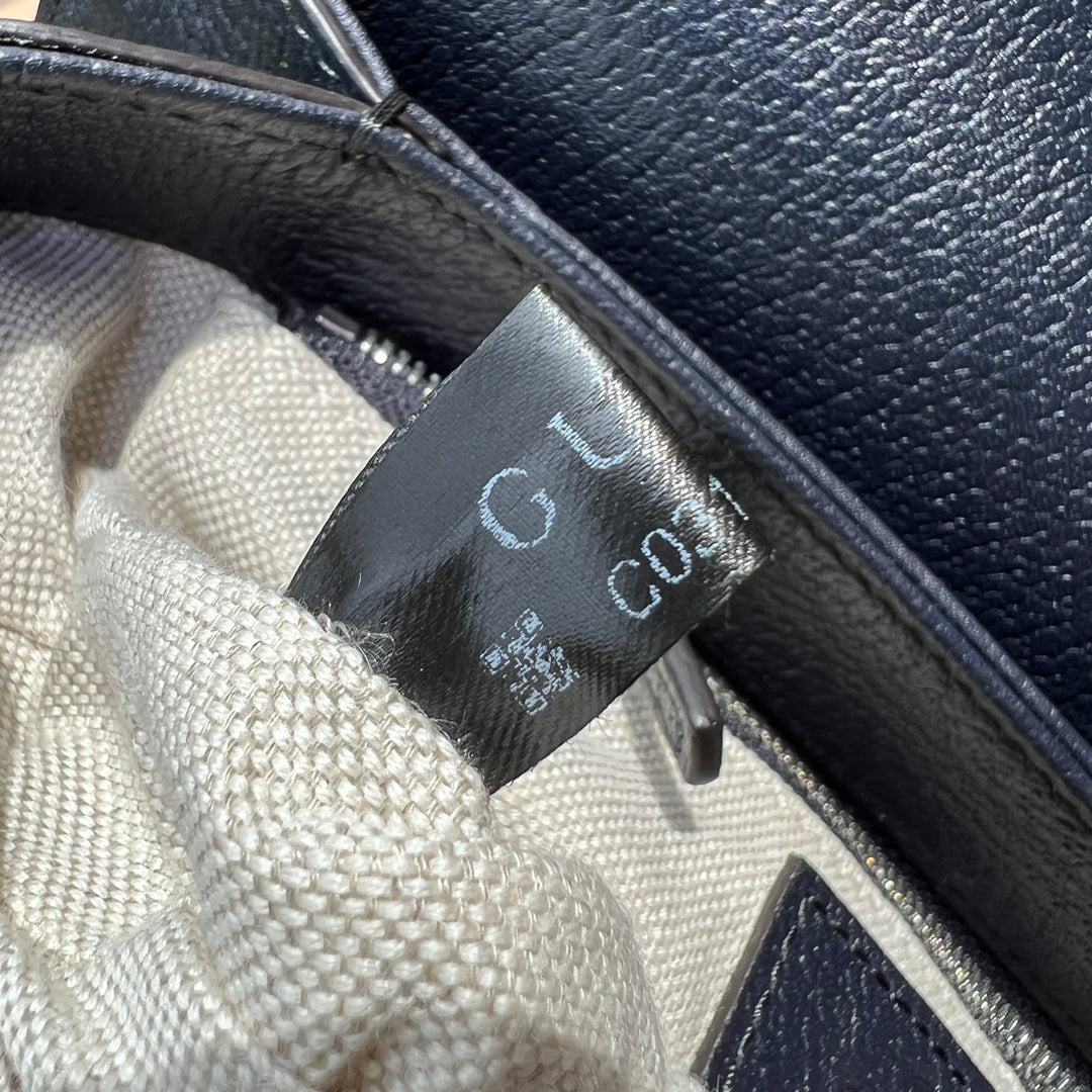 小號尺寸:25×18×8cm（871200898） Gucci海外通路資源特供馬鞍包❗️在《古馳愛的進行曲》全新時裝系列中，GG Supreme 帆布推出了經典雋永的藍色和米色組合，傳承材質的歷史淵源。對於環境的影響較低的帆布材質被長久地運用於多個系列當中，已成為品牌的標誌性材質。這款Gucci 馬銜扣1955系列小號手袋採用經典配色米色和藍色GG Supreme 帆布環保材料，以藍色皮革滾邊，復古但是不會顯得老氣，休閒通勤兩不誤！