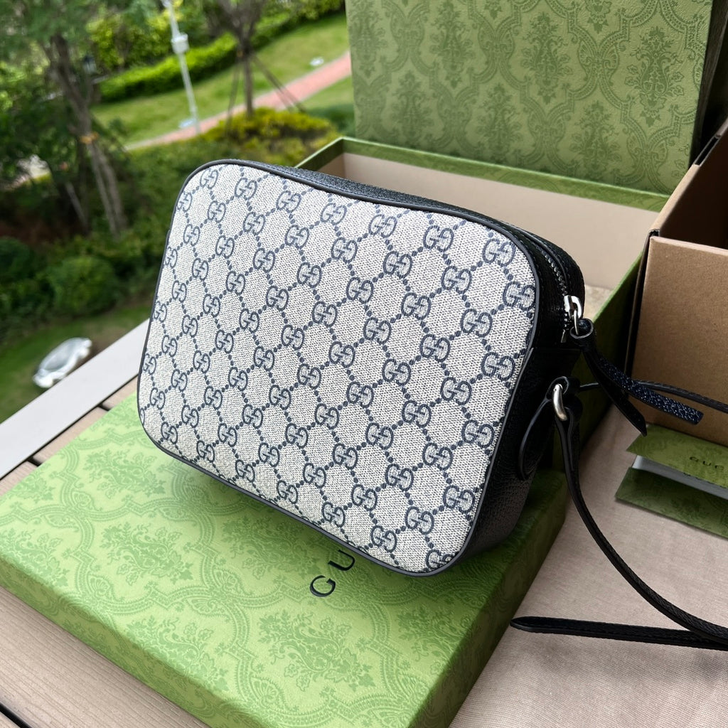 尺寸:22.5×17×6.5cm（561030898） Gucci海外渠道资源特供1955系列相机包❗️在《古驰爱的进行曲》全新时装系列中，GG Supreme 帆布推出了经典隽永的蓝色和米色组合，传承材质的历史渊源。对于环境的影响较低的帆布材质被长久地运用于多个系列当中，已成为品牌的标志性材质。这款小号Gucci 马衔扣1955系列手袋采用经典配色米色和蓝色GG Supremel 帆布环保材料，字蓝色皮革滚边，超细纤维衬里，正面复古五金马衔扣，容量很能装，整体设计高级简约，文艺范十足