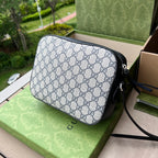 尺寸:22.5×17×6.5cm（561030898） Gucci海外渠道资源特供1955系列相机包❗️在《古驰爱的进行曲》全新时装系列中，GG Supreme 帆布推出了经典隽永的蓝色和米色组合，传承材质的历史渊源。对于环境的影响较低的帆布材质被长久地运用于多个系列当中，已成为品牌的标志性材质。这款小号Gucci 马衔扣1955系列手袋采用经典配色米色和蓝色GG Supremel 帆布环保材料，字蓝色皮革滚边，超细纤维衬里，正面复古五金马衔扣，容量很能装，整体设计高级简约，文艺范十足