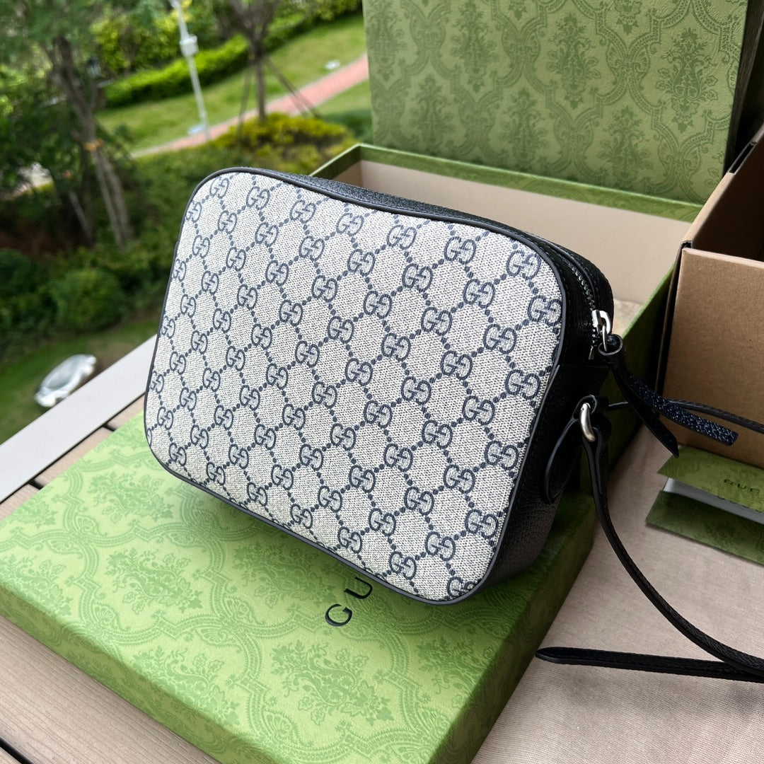 尺寸:22.5×17×6.5cm（561030898） Gucci海外頻道資源特供1955系列相機包❗️在《古馳愛的進行曲》全新時裝系列中，GG Supreme 帆布推出了經典雋永的藍色和米色組合，傳承材質的歷史淵源淵源。對於環境的影響較低的帆布材質被長久地運用於多個系列當中，已成為品牌的標誌性材質。這款小號Gucci 馬銜扣1955系列手袋採用經典配色米色和藍色GG Supremel 帆布環保材料，字藍色皮革滾邊，超細纖維襯裡，正面復古五金馬銜扣，容量很能裝，整體設計高級簡約，文藝範十足