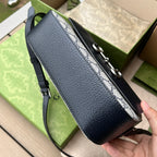 尺寸:22.5×17×6.5cm（561030898） Gucci海外渠道资源特供1955系列相机包❗️在《古驰爱的进行曲》全新时装系列中，GG Supreme 帆布推出了经典隽永的蓝色和米色组合，传承材质的历史渊源。对于环境的影响较低的帆布材质被长久地运用于多个系列当中，已成为品牌的标志性材质。这款小号Gucci 马衔扣1955系列手袋采用经典配色米色和蓝色GG Supremel 帆布环保材料，字蓝色皮革滚边，超细纤维衬里，正面复古五金马衔扣，容量很能装，整体设计高级简约，文艺范十足