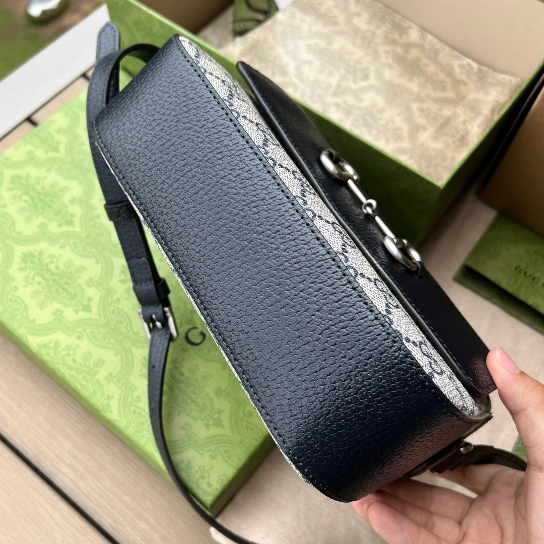 尺寸:22.5×17×6.5cm（561030898） Gucci海外頻道資源特供1955系列相機包❗️在《古馳愛的進行曲》全新時裝系列中，GG Supreme 帆布推出了經典雋永的藍色和米色組合，傳承材質的歷史淵源淵源。對於環境的影響較低的帆布材質被長久地運用於多個系列當中，已成為品牌的標誌性材質。這款小號Gucci 馬銜扣1955系列手袋採用經典配色米色和藍色GG Supremel 帆布環保材料，字藍色皮革滾邊，超細纖維襯裡，正面復古五金馬銜扣，容量很能裝，整體設計高級簡約，文藝範十足