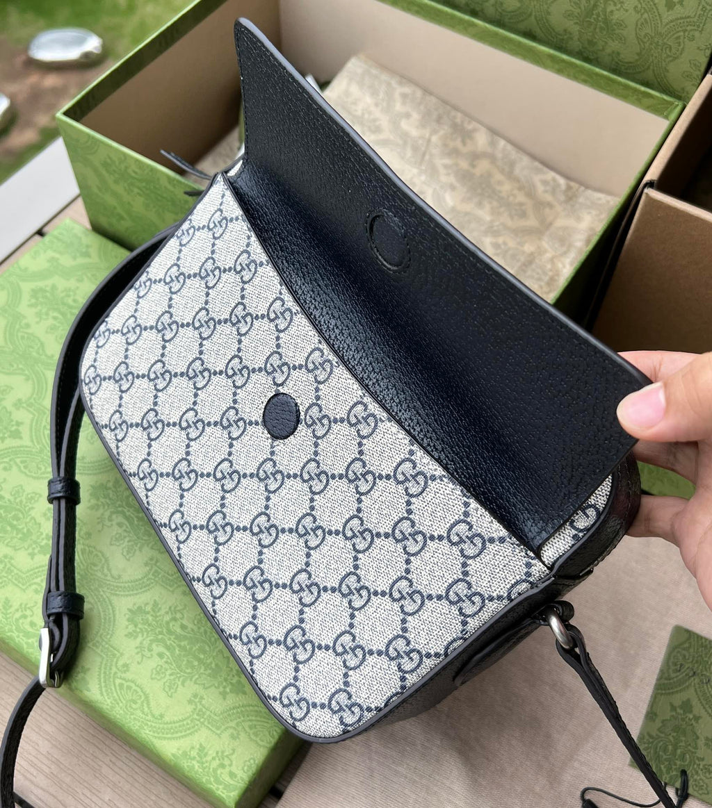 尺寸:22.5×17×6.5cm（561030898） Gucci海外渠道资源特供1955系列相机包❗️在《古驰爱的进行曲》全新时装系列中，GG Supreme 帆布推出了经典隽永的蓝色和米色组合，传承材质的历史渊源。对于环境的影响较低的帆布材质被长久地运用于多个系列当中，已成为品牌的标志性材质。这款小号Gucci 马衔扣1955系列手袋采用经典配色米色和蓝色GG Supremel 帆布环保材料，字蓝色皮革滚边，超细纤维衬里，正面复古五金马衔扣，容量很能装，整体设计高级简约，文艺范十足