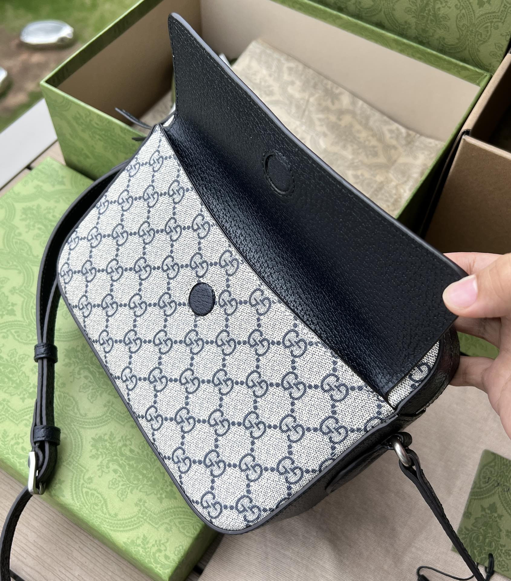 尺寸:22.5×17×6.5cm（561030898） Gucci海外頻道資源特供1955系列相機包❗️在《古馳愛的進行曲》全新時裝系列中，GG Supreme 帆布推出了經典雋永的藍色和米色組合，傳承材質的歷史淵源淵源。對於環境的影響較低的帆布材質被長久地運用於多個系列當中，已成為品牌的標誌性材質。這款小號Gucci 馬銜扣1955系列手袋採用經典配色米色和藍色GG Supremel 帆布環保材料，字藍色皮革滾邊，超細纖維襯裡，正面復古五金馬銜扣，容量很能裝，整體設計高級簡約，文藝範十足