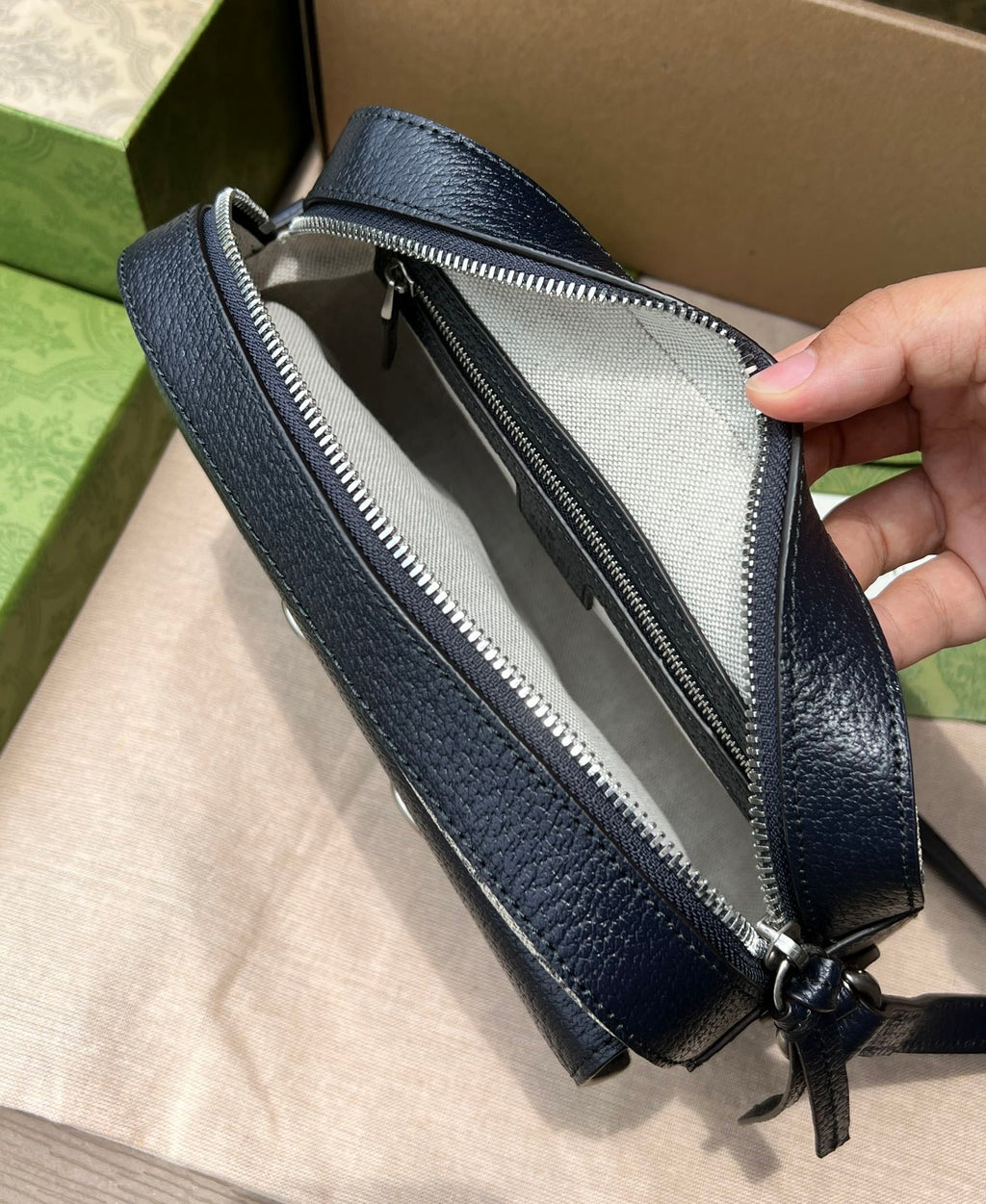 尺寸:22.5×17×6.5cm（561030898） Gucci海外渠道资源特供1955系列相机包❗️在《古驰爱的进行曲》全新时装系列中，GG Supreme 帆布推出了经典隽永的蓝色和米色组合，传承材质的历史渊源。对于环境的影响较低的帆布材质被长久地运用于多个系列当中，已成为品牌的标志性材质。这款小号Gucci 马衔扣1955系列手袋采用经典配色米色和蓝色GG Supremel 帆布环保材料，字蓝色皮革滚边，超细纤维衬里，正面复古五金马衔扣，容量很能装，整体设计高级简约，文艺范十足