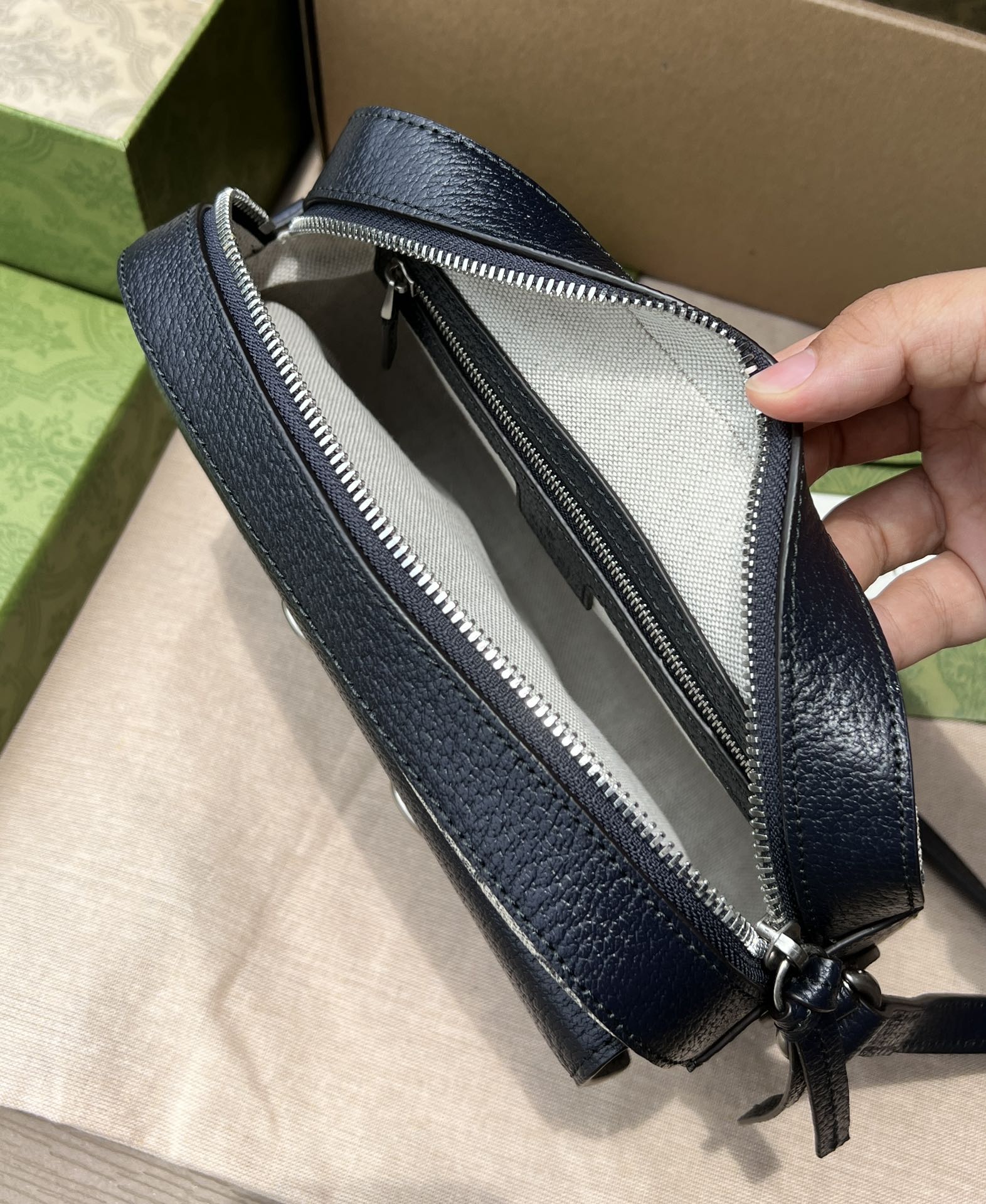 尺寸:22.5×17×6.5cm（561030898） Gucci海外渠道资源特供1955系列相机包❗️在《古驰爱的进行曲》全新时装系列中，GG Supreme 帆布推出了经典隽永的蓝色和米色组合，传承材质的历史渊源。对于环境的影响较低的帆布材质被长久地运用于多个系列当中，已成为品牌的标志性材质。这款小号Gucci 马衔扣1955系列手袋采用经典配色米色和蓝色GG Supremel 帆布环保材料，字蓝色皮革滚边，超细纤维衬里，正面复古五金马衔扣，容量很能装，整体设计高级简约，文艺范十足