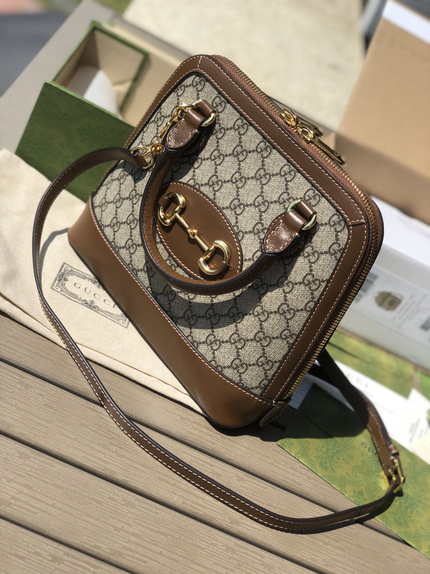 尺寸:25×24×9cm（071100898） Gucci海外渠道資源特供1955系列貝殼包❗️此款是2020春夏系列推出全新Gucci別接1955系列款型，這款手提包採用GG Supreme帆布和皮革材質，搭配精美的肩帶的圓頂造型，您選擇更豐富的肩帶。該系列延續在六十餘年前包款上使用的設計細節，同時注入現代時尚精