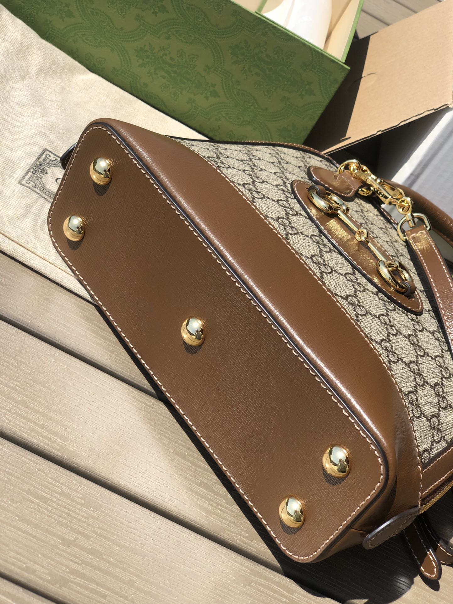 尺寸:25×24×9cm（071100898） Gucci海外渠道資源特供1955系列貝殼包❗️此款是2020春夏系列推出全新Gucci別接1955系列款型，這款手提包採用GG Supreme帆布和皮革材質，搭配精美的肩帶的圓頂造型，您選擇更豐富的肩帶。該系列延續在六十餘年前包款上使用的設計細節，同時注入現代時尚精