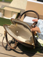 尺寸:25×24×9cm（071100898） Gucci海外渠道資源特供1955系列貝殼包❗️此款是2020春夏系列推出全新Gucci別接1955系列款型，這款手提包採用GG Supreme帆布和皮革材質，搭配精美的肩帶的圓頂造型，您選擇更豐富的肩帶。該系列延續在六十餘年前包款上使用的設計細節，同時注入現代時尚精