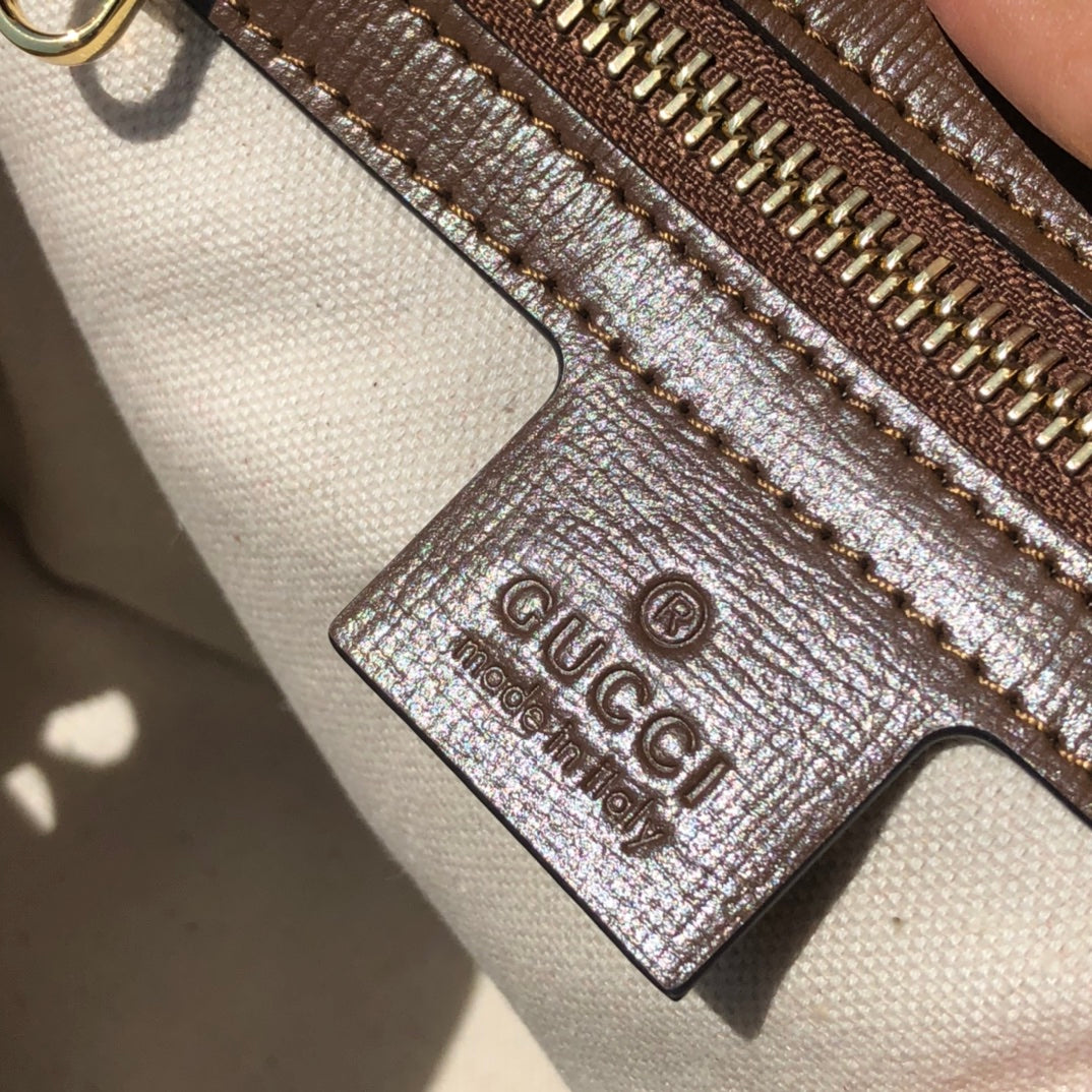 尺寸:25×24×9cm（071100898） Gucci海外渠道資源特供1955系列貝殼包❗️此款是2020春夏系列推出全新Gucci別接1955系列款型，這款手提包採用GG Supreme帆布和皮革材質，搭配精美的肩帶的圓頂造型，您選擇更豐富的肩帶。該系列延續在六十餘年前包款上使用的設計細節，同時注入現代時尚精