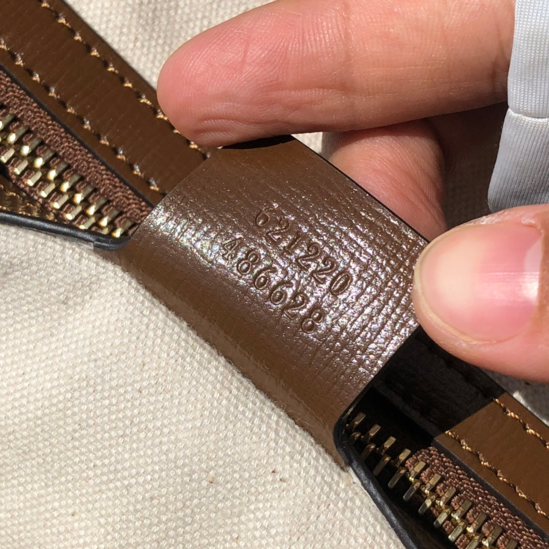 尺寸:25×24×9cm（071100898） Gucci海外渠道資源特供1955系列貝殼包❗️此款是2020春夏系列推出全新Gucci別接1955系列款型，這款手提包採用GG Supreme帆布和皮革材質，搭配精美的肩帶的圓頂造型，您選擇更豐富的肩帶。該系列延續在六十餘年前包款上使用的設計細節，同時注入現代時尚精