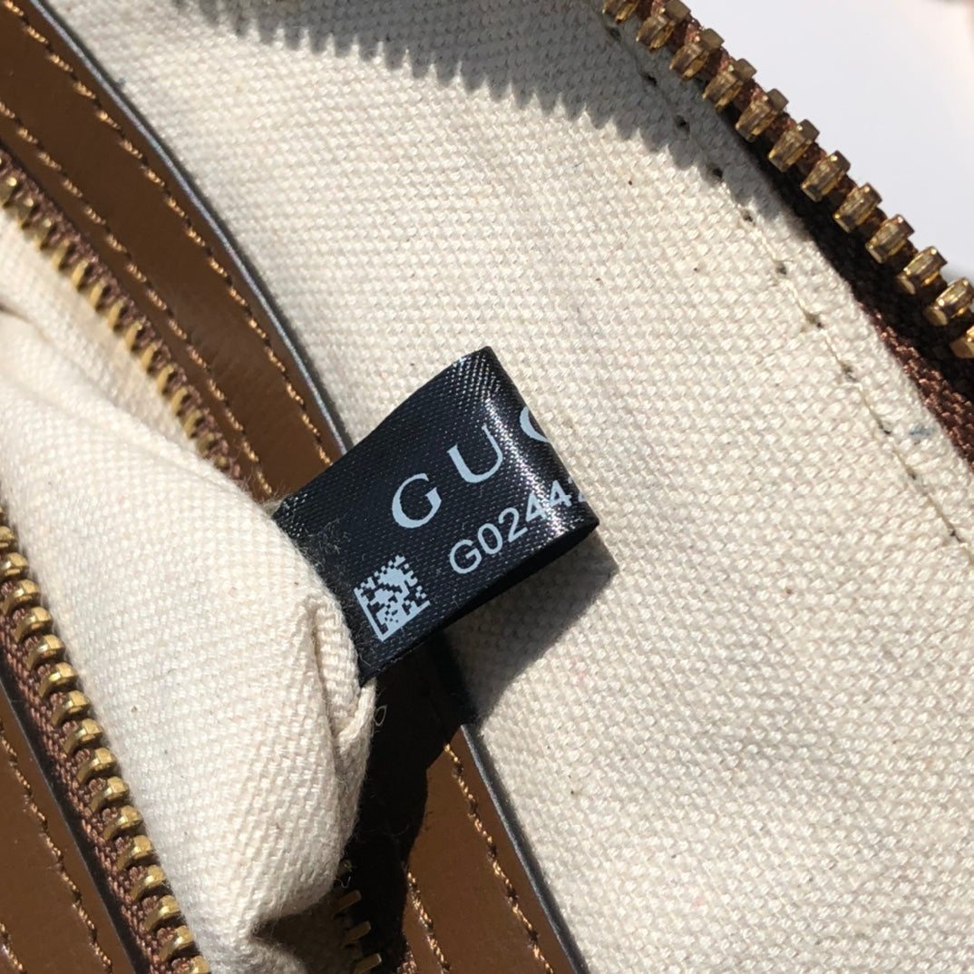 尺寸:25×24×9cm（071100898） Gucci海外渠道資源特供1955系列貝殼包❗️此款是2020春夏系列推出全新Gucci別接1955系列款型，這款手提包採用GG Supreme帆布和皮革材質，搭配精美的肩帶的圓頂造型，您選擇更豐富的肩帶。該系列延續在六十餘年前包款上使用的設計細節，同時注入現代時尚精